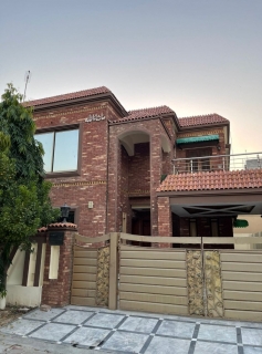 10 Marla house available for sale in Bahria Town Lahore sector B , Bahria Town