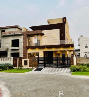 10 Marla Modern Facing Park House For Sale in Central Park Housing Schema Lahore . A block , Central Park Housing Scheme