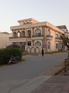 14 Marla coner house for sale in G13 Islamabad nearly Kashmir highway, G-13