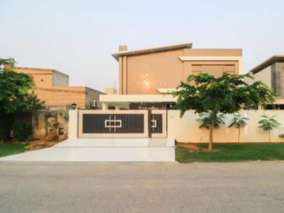 1 Kanal Modern Design Bungalow For Sale hot Location Reasonable